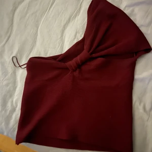Vinröd oneshoulder topp  - Jättefin vinröd topp från Zara. Endast använd 1 gång😊