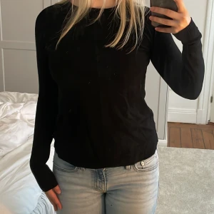 Svart långärmad kashmir tröja från & Other Stories - En svart långärmad Kashmir tröja från & Other stories 🩷