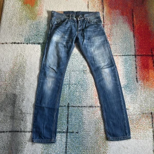 Dondup jeans - Väldigt feta med en sjuk fade samt slitningar. 