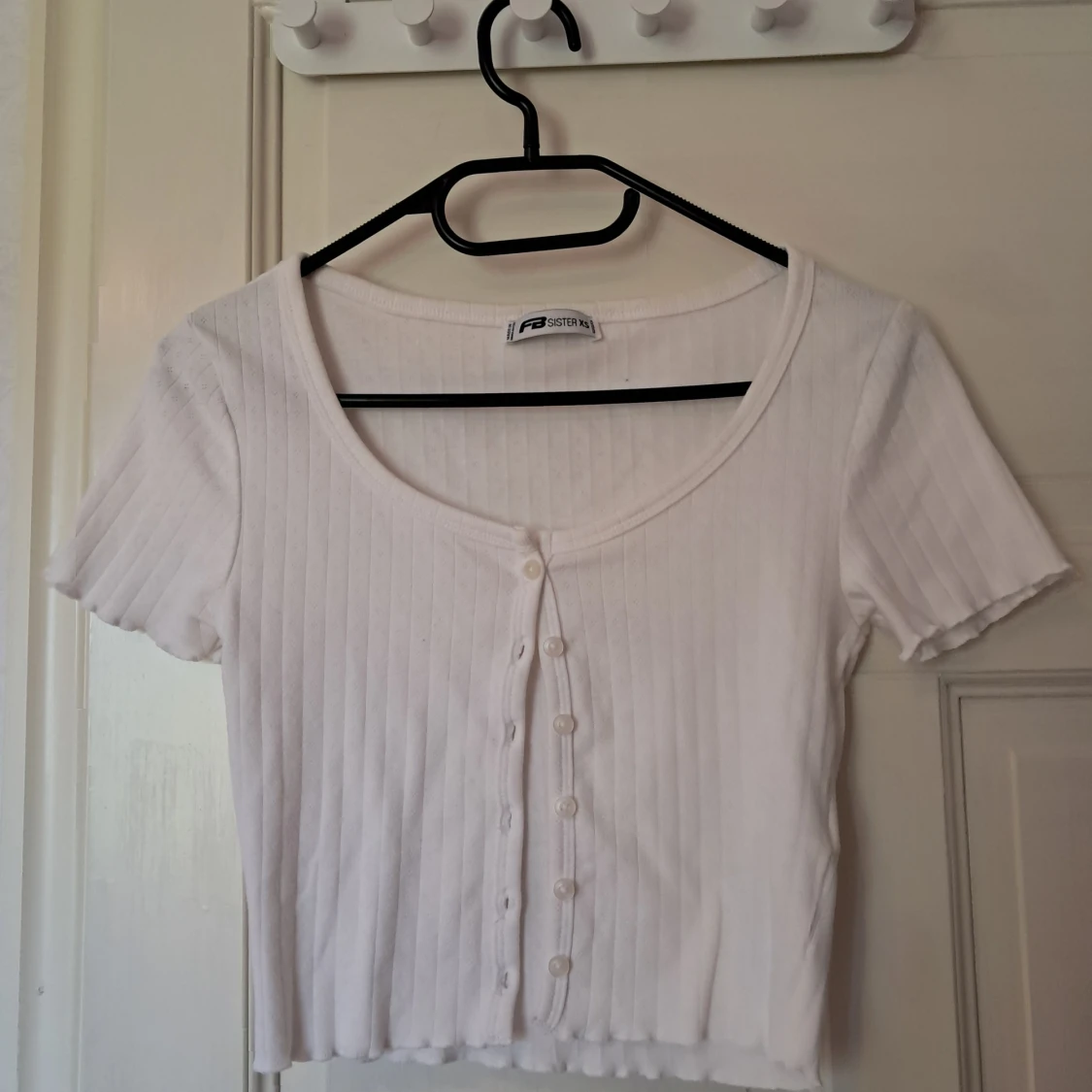 Vit ribbad topp med knappar  - 1