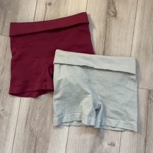 2-pack seamless shorts i vinrött & grått - Två par seamless shorts, ett vinrött och ett ljusgrått. Båda har hög midja och ribbade detaljer samt scrunch bak för snygg passform. Perfekta för träning. Du får båda på köpet😍