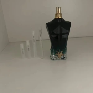 Jean Paul Gaultier 5ml - Säljer samples av Jean Paul Gaultier Le beau le parfum. Mängd: 5 ml. Perfekt för dig som vill testa olika dofter innan du köper en fullstor flaska. Rekommenderar att köpa flera samples eller större mängder för att göra det mer prisvärt.5% rabatt vid köp av bundle/minst 2 varor. 