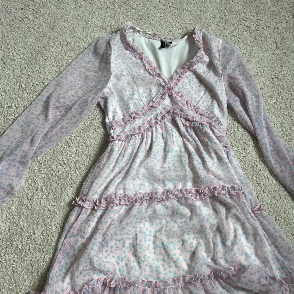 Pastellblommig kortklänning med volanger från Bikbok - 3