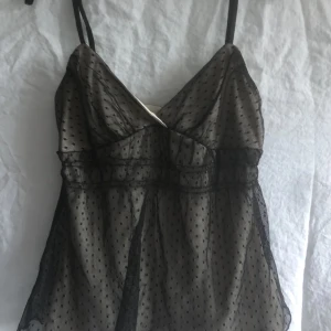 Topp  - Söt topp från look, i nyskick. Storlek s men skulle även passa xs💕skriv om ni har frågor 