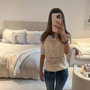 Beige topp från Zara - Säljer en vit/beige virkad topp ifrån Zara, jättefint skick och passar till det mesta !🩷
