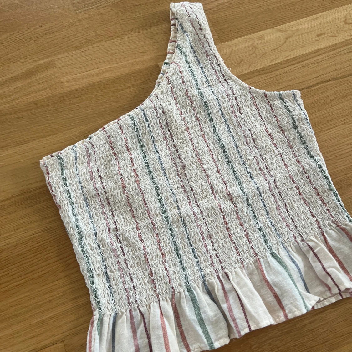Randig one shoulder topp