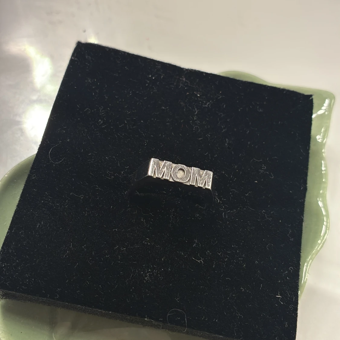 silvrig ring med ”MOM” text från edblad 