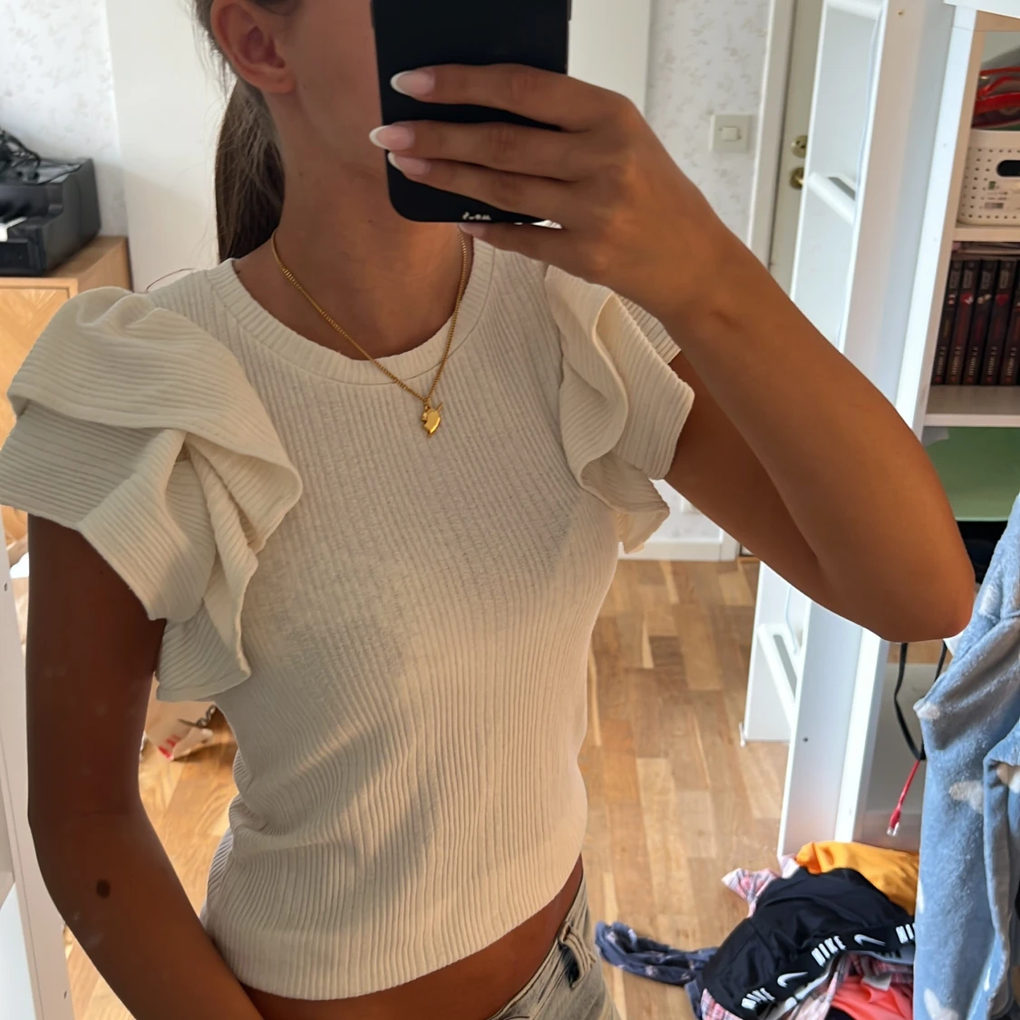 Vit ribbad topp med volangärmar - 1