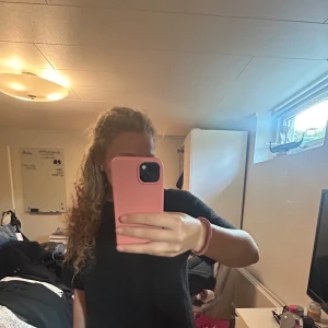 Mobilskal iPhone 14  - Mobilskal iPhone 14, står inget märke i och fick i present så vet tyvärr inte vart de är köpt, endast testat🩷