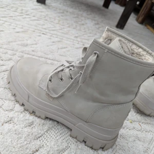 Boots ifrån Buffalo - Gråa Buffalo boots  Ljusgråa boots från märket, Buffalo. Använda fåtal gånger och bra skick.  Storlek: 41 Dam Nypris: 1 400kr 