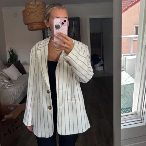 Blazer NAKD x Claire Rose - Oanvänd blazer i storlek 36 från NAKDs kollektion med Claire Rose. Helt oanvänd då den är för stor för mig. 