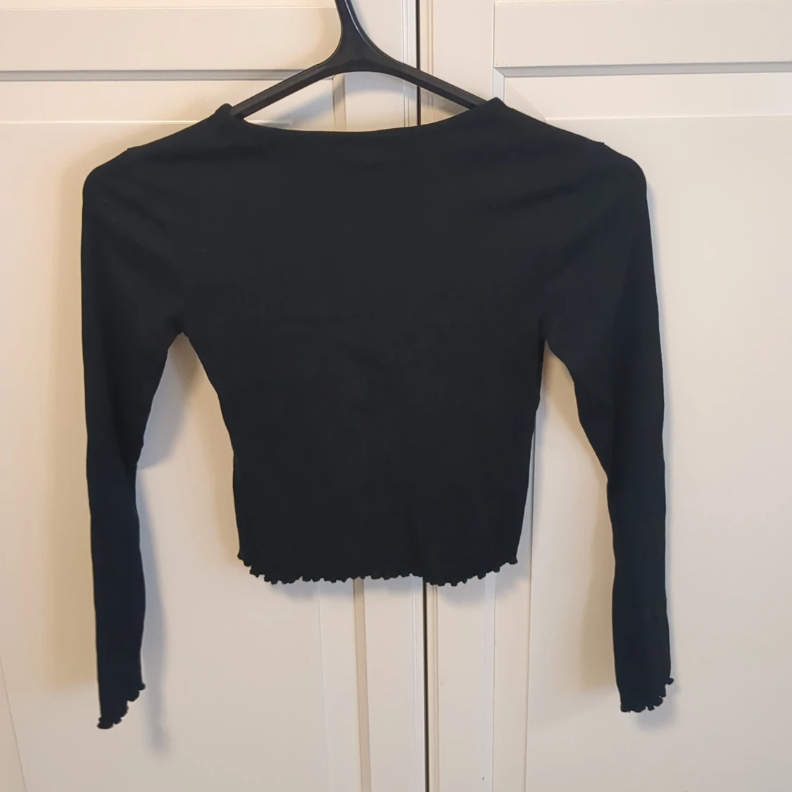 Svart croppad långärmad topp Kappahl - 1