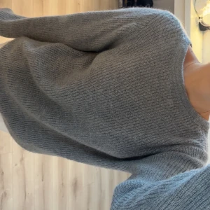Grå stickad tröja - Mysig grå stickad tröja från 365 med rund halsringning och långa ärmar. supersnygg med vita jeans😍