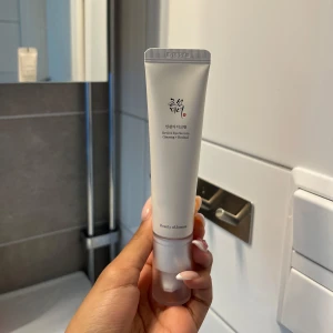 Beauty of joseon ögonkräm  - Säljer min väldigt sparsamt använda ögonkräm från beauty by joseon då den inte kommer till användning❣️