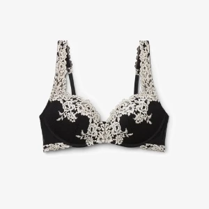 Intimissimi bh💕💕 - Säljer min intimissimi bh då jag fick den i födelsedagspresent men i fel storlek😣🥰 den har inga tecken på användning men lappen tyvärr borta🥹💕storlek 75b!🩷🐬