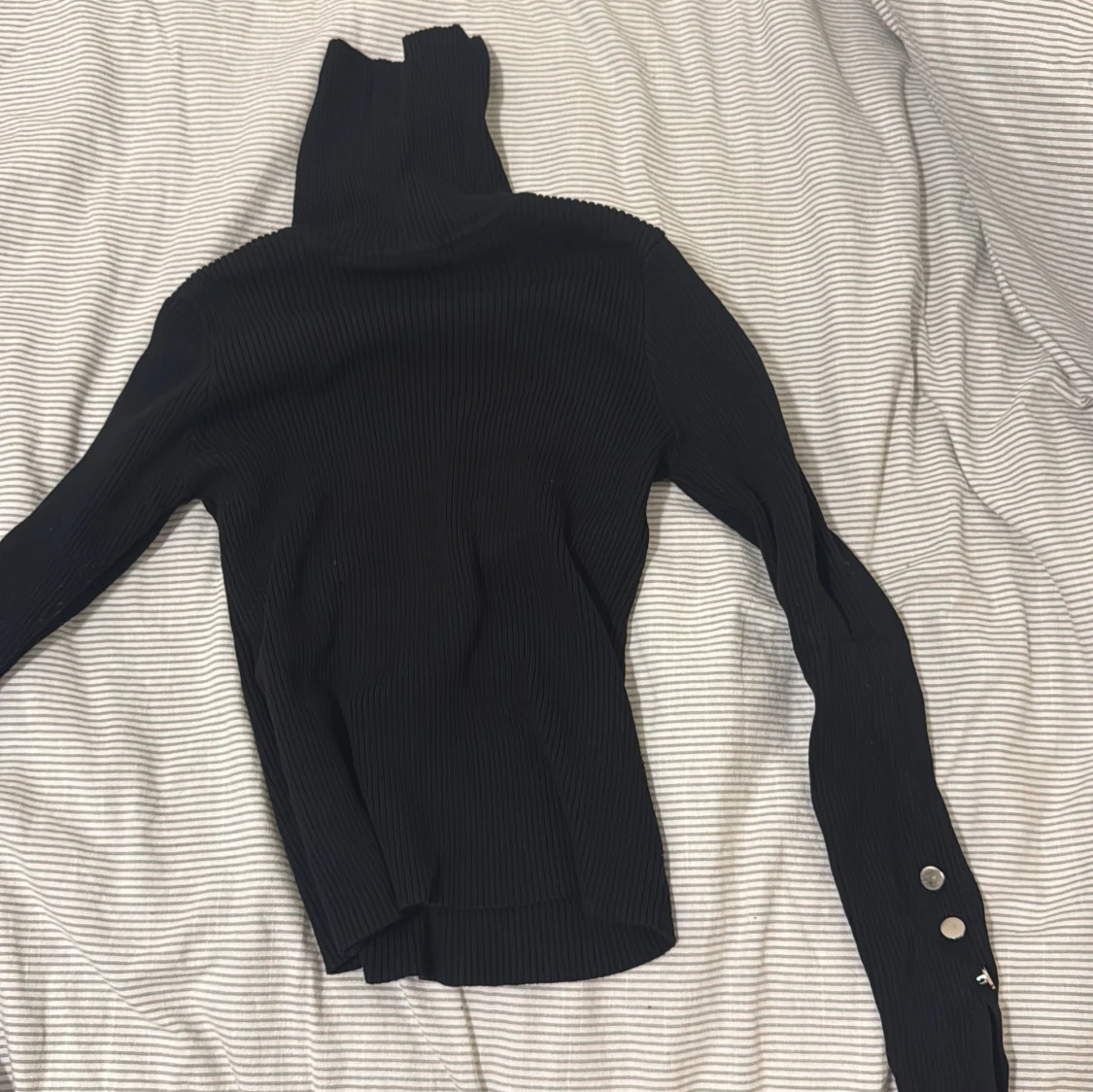 Svart ribbad polotröja med knappar - 1