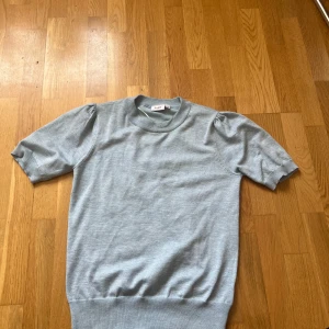 Ljusblå Finstickad T-shirt med ballongärmar  - Superfin tröja med fina detaljer i armarna