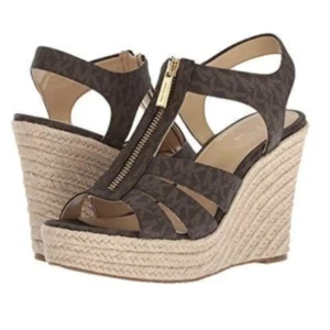 Michael Kors sandaler med kilklack - Nypris: 1400kr 👛Har lagt ut samma anons på mitt andra konto så de är mina bilder