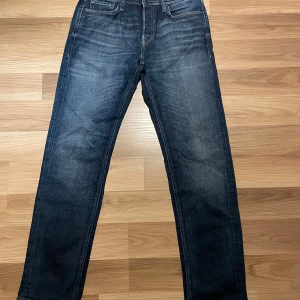 Jack & Jones tapered mike mörkblå - Mörkblå ”grisch” jeans i storlek 29/32 från Jack & Jones, oanvända och bara testade så helt nya. Pris går att diskutera vid enkel och snabb affär. Bara skriva om du vill ha en bild eller vill ha någon mer information. 