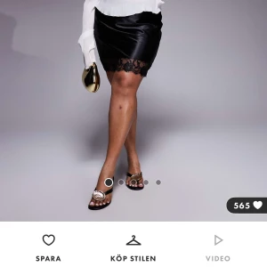 Svart satinkjol med spetskant - Supersnygg svart minikjol i satin med spetskant💖Nyskick - aldrig använd!