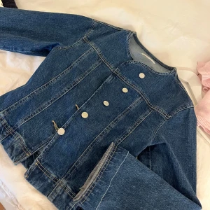 Populär jeansjacka från Gina  - Snygg blå jeansjacka från Perfect Jeans i storlek XS. Sitter som en smäck. 