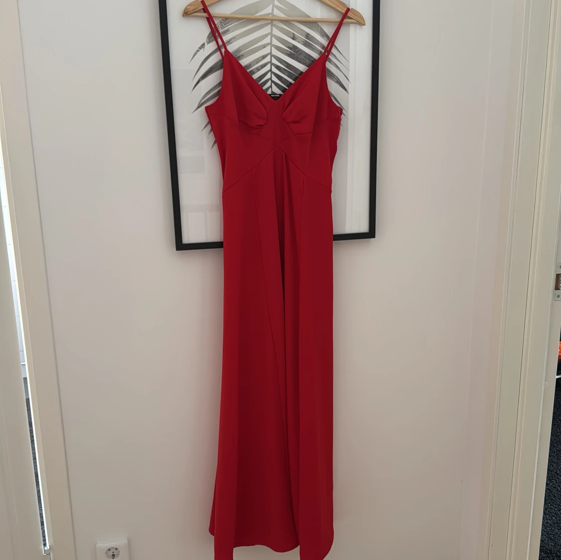 Röd långklänning från BikBok
