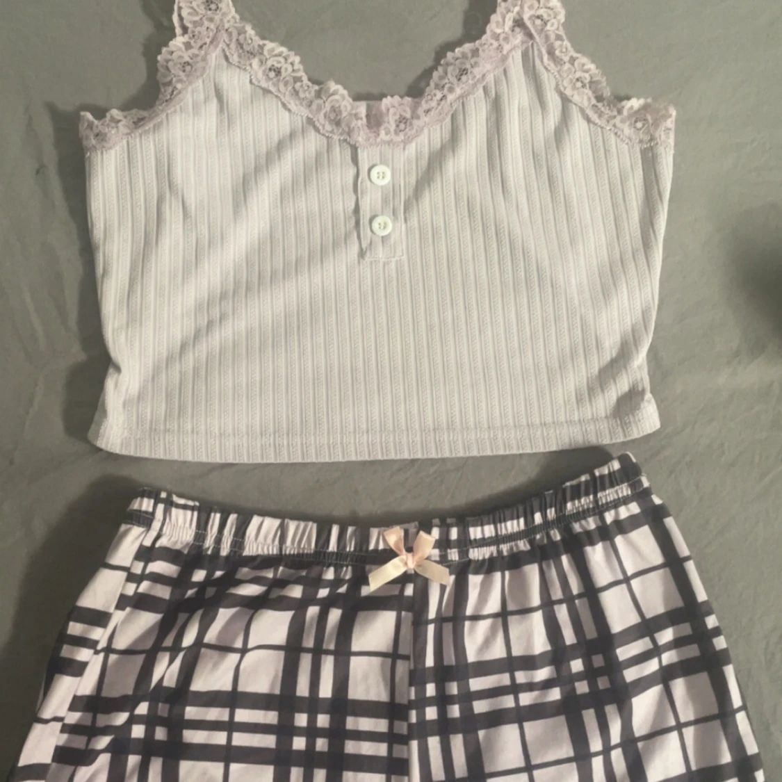 Ljuslila ribbad linnetopp med spets och shorts