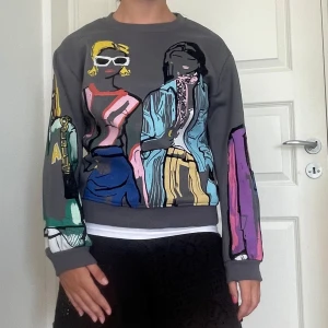 Cool tröja!! - Cool tröja med snyggt mönster. Perfekt om man är trött på en basic outfit. Jag själv köpte den second hand och märket står inte. Storleken står inte heller men jag skulle säga att den är M men passar även S beroende på hur man vill att den sitter. Skriv om du undrar något, kolla min profil innan du klickar på köp nu🩷🩷