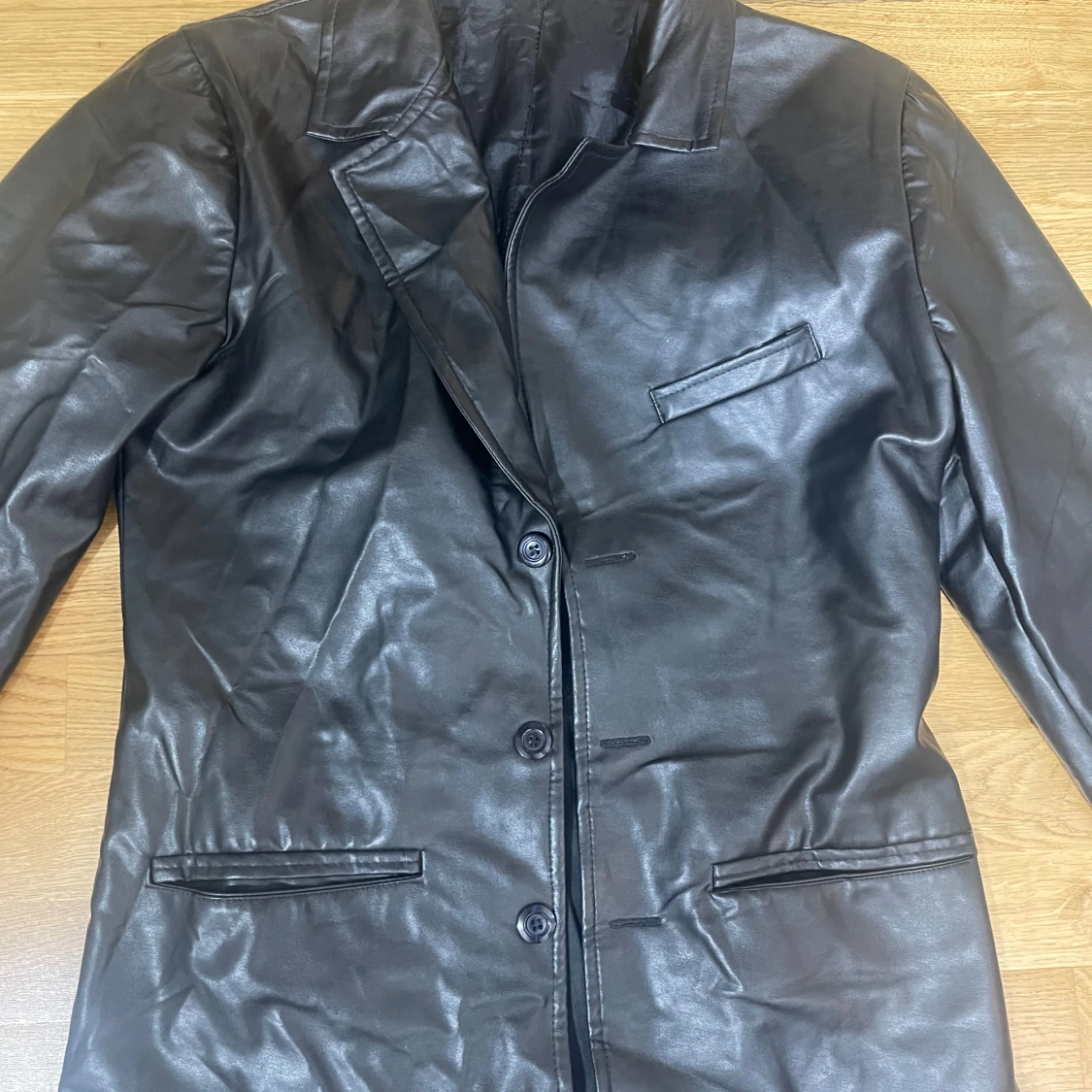 Svart skinnkavaj med knappar - 1