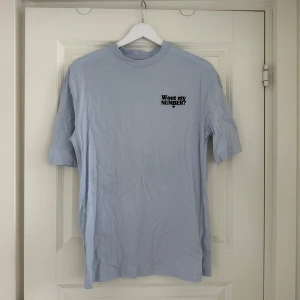 T-shirt från YOURTURN - En cool T-shirt med text fram och bak