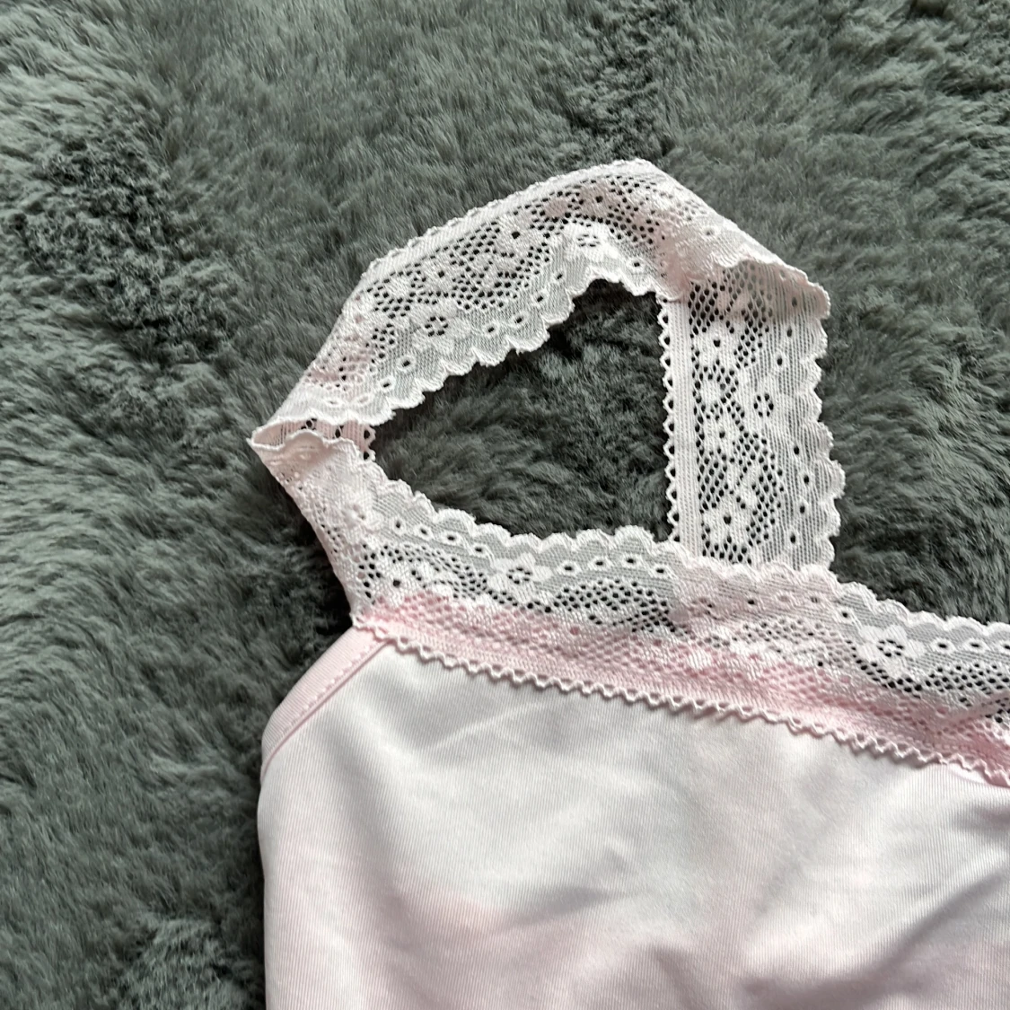 Ljusrosa linnetopp med spets från SHEIN - 4