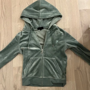 Juicy couture kofta  - Säljer min juicy kofta  i storlek xs eftersom jag inte använder den jätte mycket längre.                                Nypris: 1200-1300kr                                                      Priset kan diskuteras ! 🤗