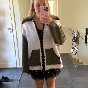 Populär Zara kofta  - Super fina kofta från Zara. Skriv för fler bilder, kan posta snabbt. Jag är 168cm för referens.