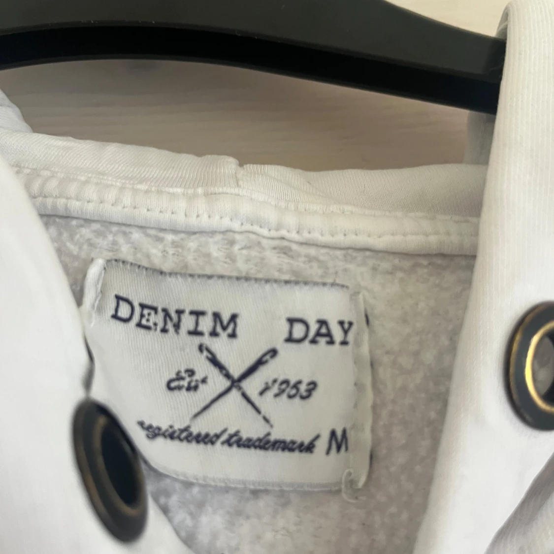 Vit hoodie från Denim Day med tryck - 3