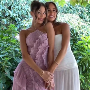 Ljuslila plisserad långklänning - Superfin ljuslila långklänning med plisserade detaljer och volanger. Klänningen har smala axelband som korsas i ryggen, omlottkänsla framtill och en hög slits. Perfekt för dig som vill sticka ut med en unik och elegant look.