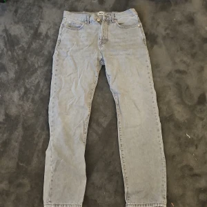 Grå straight jeans från lager 157 - Snygga grå jeans. Byxorna har raka ben och normal passform, perfekt för en avslappnad stil. Tillverkade i mjukt jeanstyg med bälteshällor och knappgylf.
