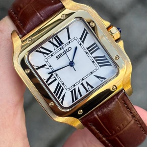 Seiko Santos Guld Mod - Nu är denna Seiko Santos-mod färdigbyggd och till salu! (Custom-made.) Diameter: 38 mm | Automatiskt NH35A-urverk | Safirglas (reptåligt) Klockfodral & verktygskit ingår. Övriga frågor? DM! 