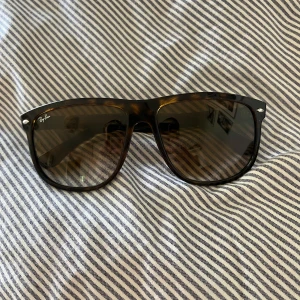 Ray-Ban Boyfriend solglasögon  - Säljer ett par sköna RB4147 brillor! | Väldigt fint skick! Finns några mindre repor som endast syns om man tittar väldigt noga! | Kommer utan fodral! | Ställ gärna frågor innan du köper!