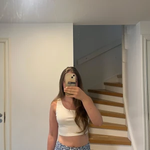 2 piece set topp+kjol - Säljer en 2 piece set. Toppen är ribbad och har en tight passform som sitter snyggt på kroppen. Perfekt till sommaren och enkel att matcha med kjol eller jeans. Kjolen har en blommig design och sitter snyggt på kroppen.