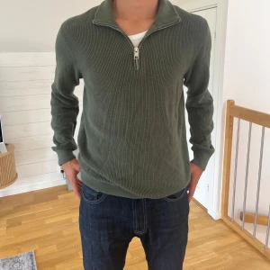 Grön half-zip tröja - Snygg grön half-zip i väldigt bra skick! Inte använd så många gånger  Skriv privat om du har några frågor eller vill ha fler bilder!