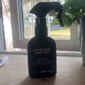 Lush Let The Good Times Roll  - Lush Let The Good Times Roll Body Spray. Har bara använt den en gång så typ 5 sprutar. Den är som helt ny ❤️200ml