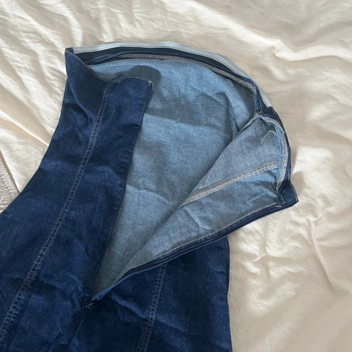 Mörkblå lång jeanskjol med slits - 3