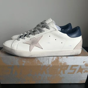 Golden goose skor - Feta nästan oanvända golden goose skor inköpta från merchsweden! Storlek 43.      SKICK 9/10