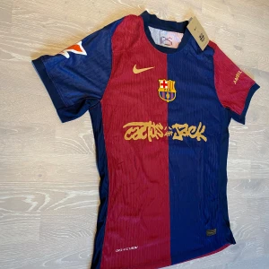 Barca X Travis scott - •Säljer en jätte fin 24-25 special Barca T-shirt med Travis scott på framsidan och Raphina på ryggen.  •Den är inte använd bara testad. •Och det är storlek M och måtten finns på dem sista bilderna •Priset kan diskuteras och skickar inom 24 Tim 💨😊