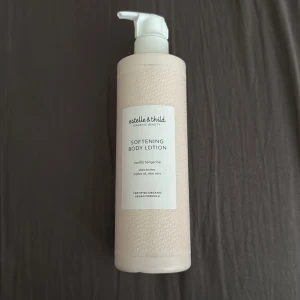 Estelle & Thild Body Butter & Lotion - Set med Nourishing Body Butter och Softening Body Lotion i doften vanilla tangerine. Båda är veganska och innehåller sheasmör, jojobaolja och aloe vera. Förpackningarna är ljusbeige med vit etikett och har en stilren, organisk design. Helt nya. 90 för body butter 150 för bodylotion 