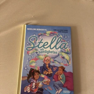 Stella och hemligheten - En färgstark och illustrerad bok om Stella som står inför nya utmaningar, hemligheter och vänskap efter att ha flyttat till Sverige. Perfekt för unga som gillar spännande berättelser om mod, känslor och att våga göra det rätta.