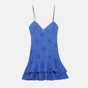 Blå kort klänning med volang - Supersöt blå kortklänning. Tyvärr bara använd 1 gång då den är för stor. Har tyvärr ingen bild med den på. Inga defekter på eller liknande.