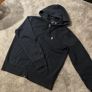 Ralph Lauren hoodie - Marinblå zip hoodie från ralph lauren. Tröjan är i mycket bra skick utan defekter. Bara att skriva vid frågor🙌🏻🙌🏻