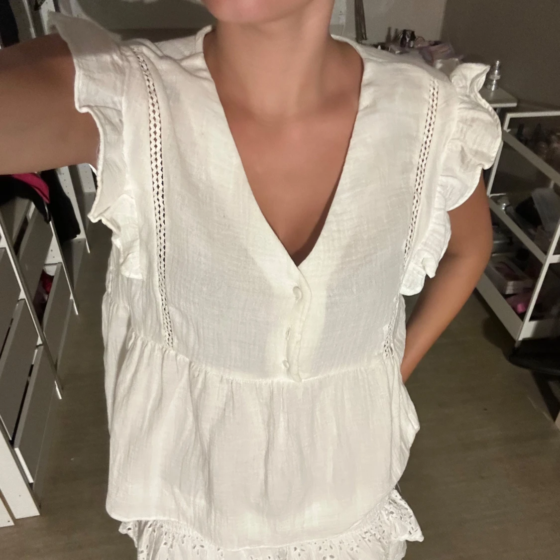 Vit volangblus med knappar - 1