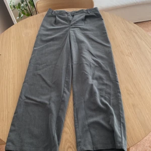 Grå kostymbyxor från DAZY, storlek S - Snygga grå kostymbyxor från DAZY med raka ben och medelhög midja. Något korta för mig (är 168) så passar not perfekt för någon som är lite kortare